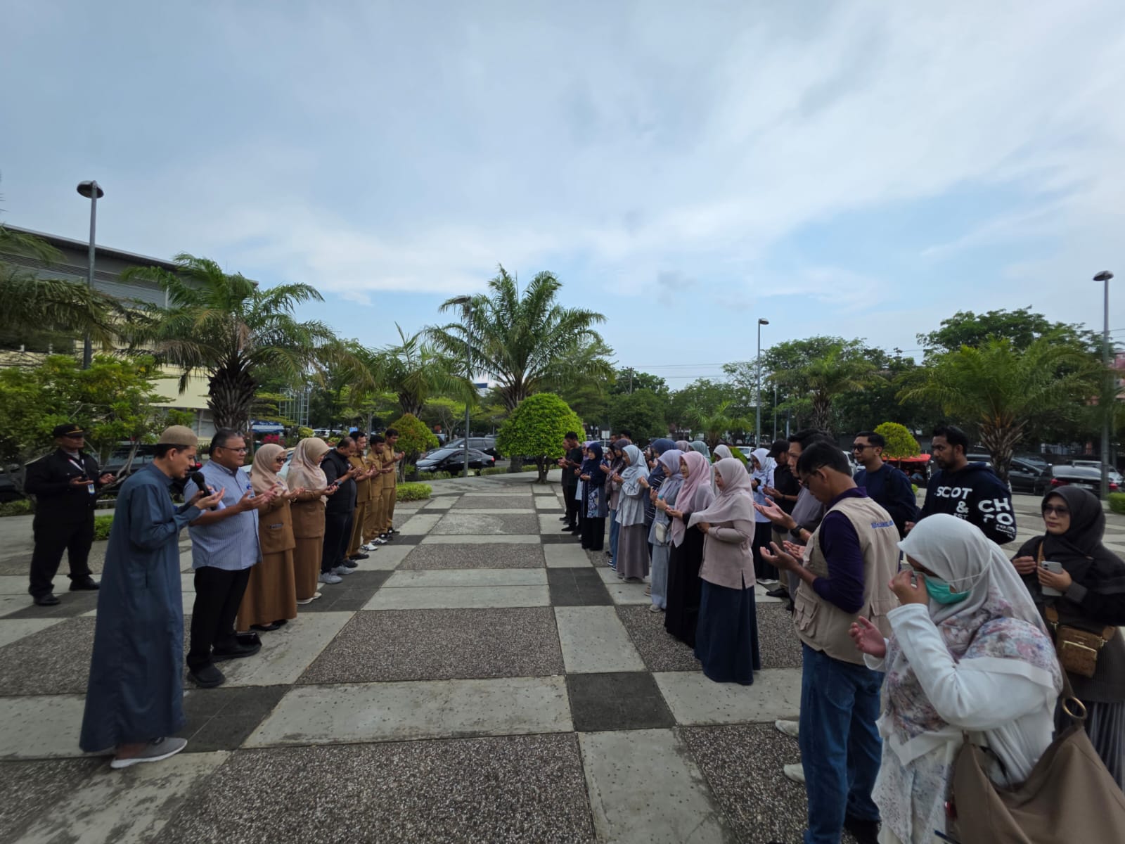 Hari Posyandu Nasional, RSUDZA Kirim Tim Baksos Bantu Penyintas di Langkahan”